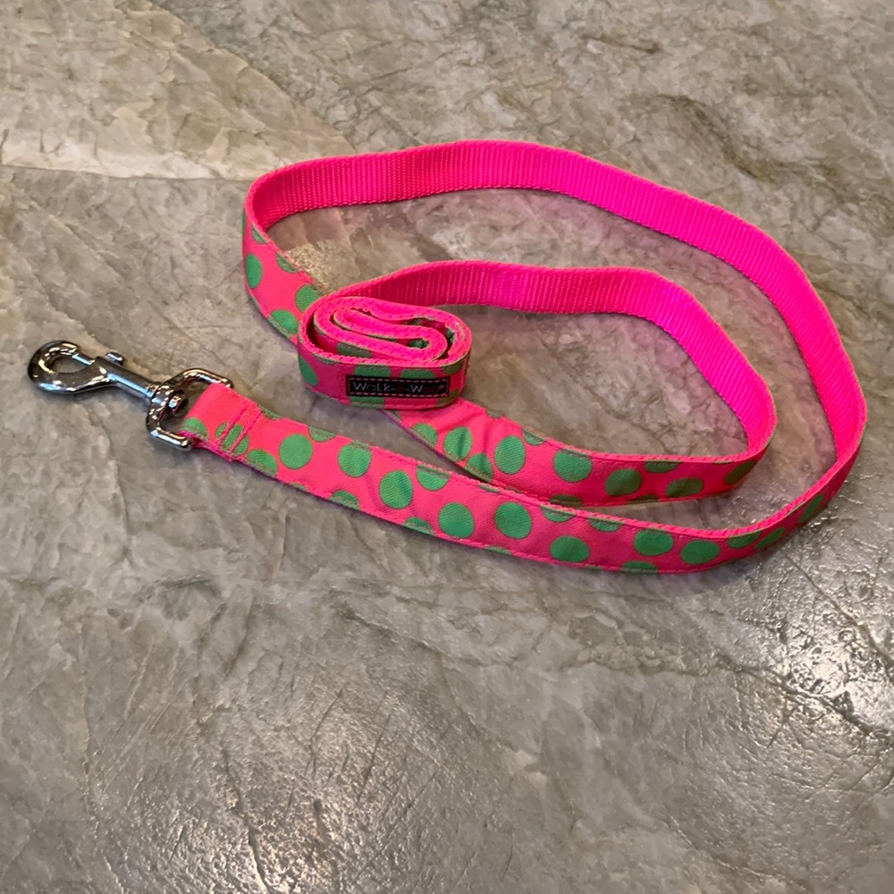 Walk-e-woo dog leash -neon green polka dots on pink